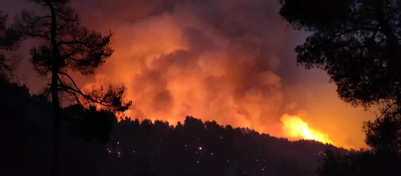 Καίγεται (και) η Αρκαδία: Στο χωριό Πυρρή έφτασαν οι φλόγες - Κάηκαν σπίτια (upd)
